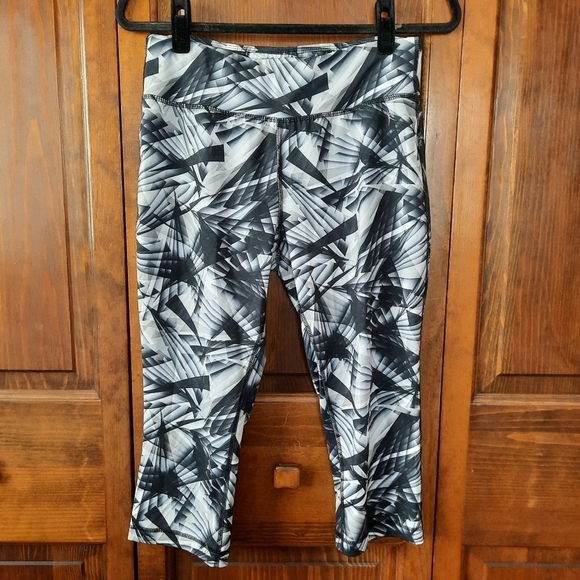 Danskin Now black & white geometric pattern capri length workout gym leggings - Picture 1 of 9